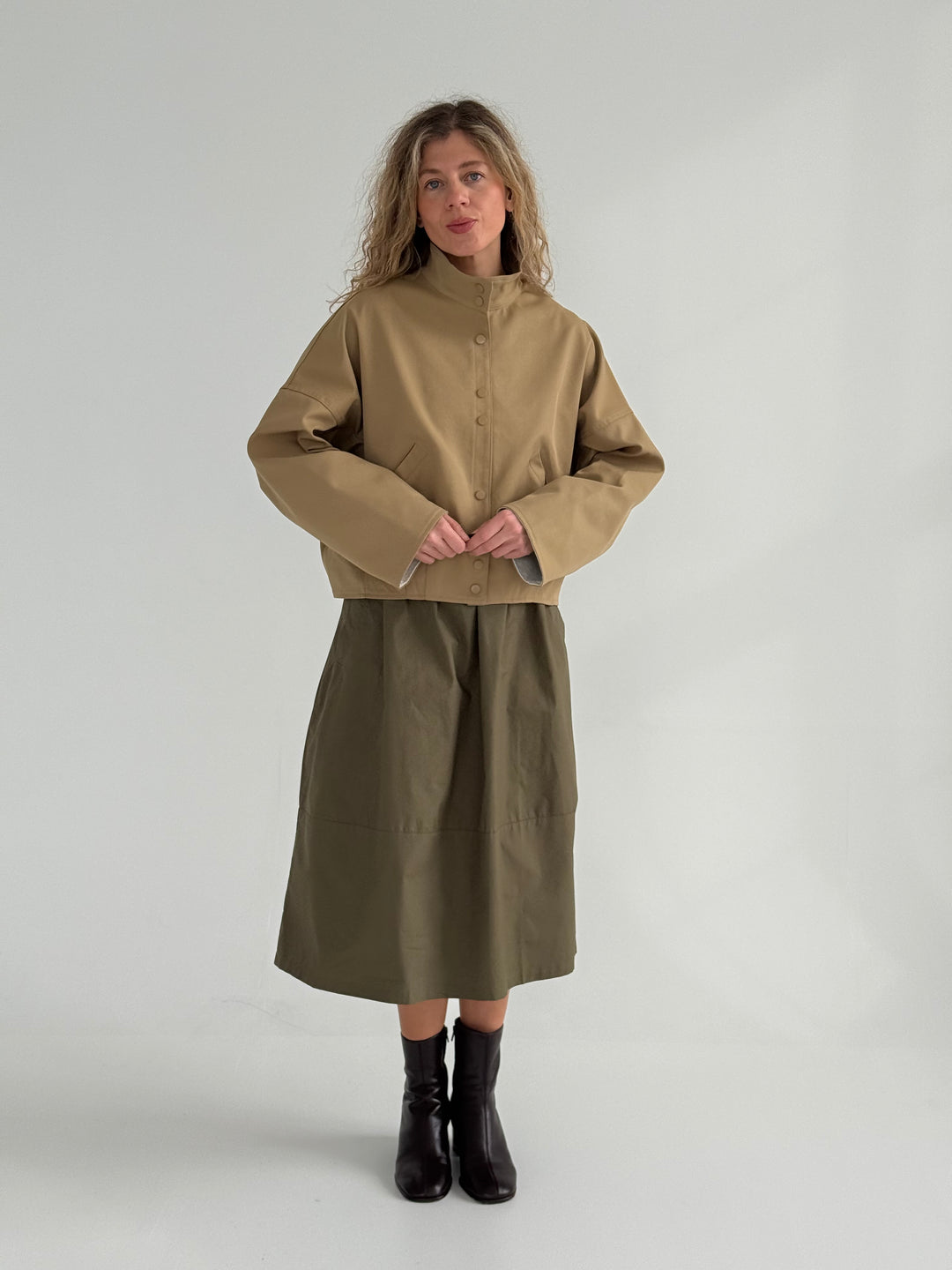 Bomber stila īsa virsjaka ar augstu apkakli