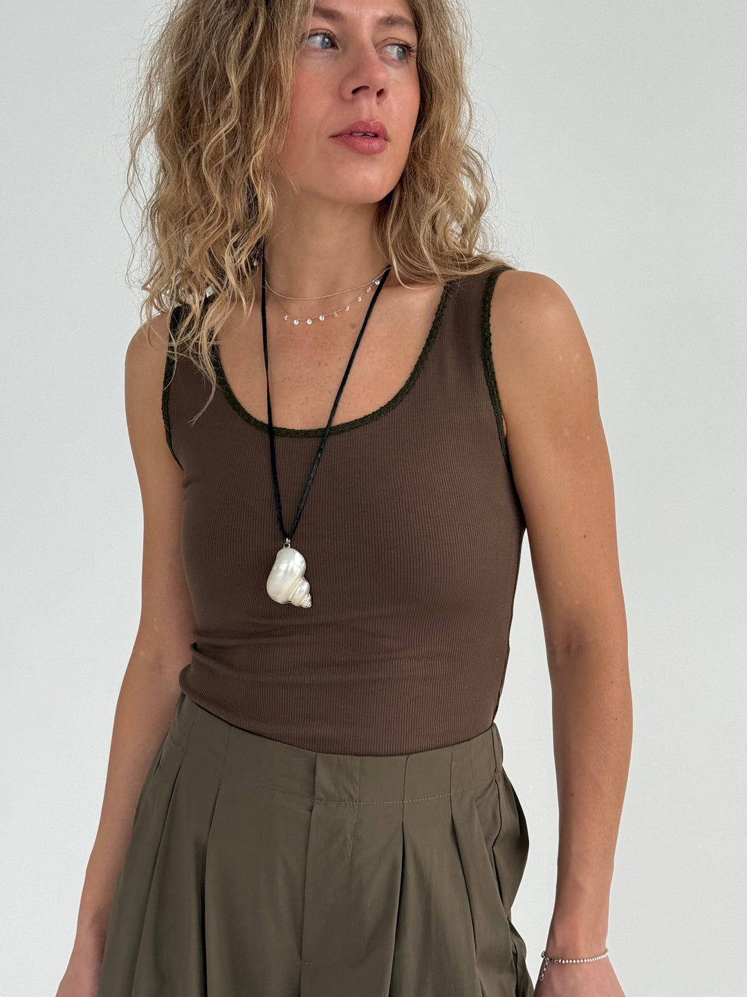 Slim fit viskozes tops ar dekoratīvu maliņu