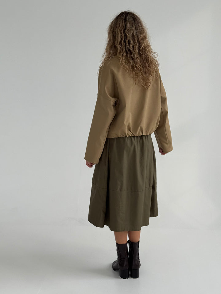 Bomber stila īsa virsjaka ar augstu apkakli