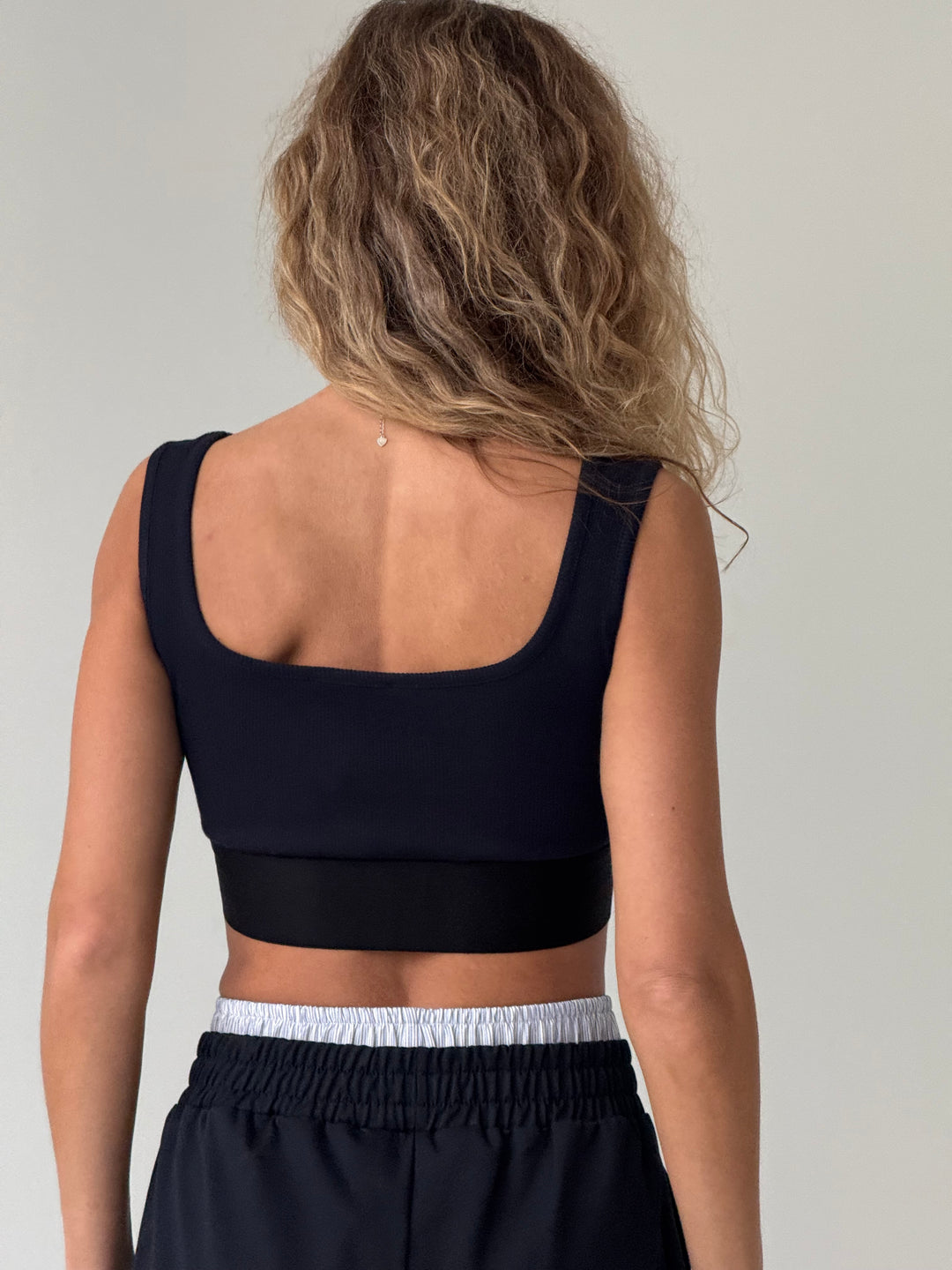 Īss kokvilnas rievots tops