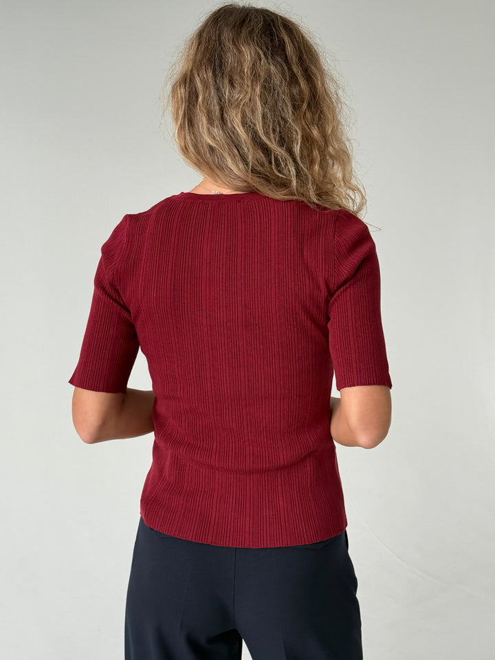 Trikotāžas rievots džemperis ar īsām piedurknēm