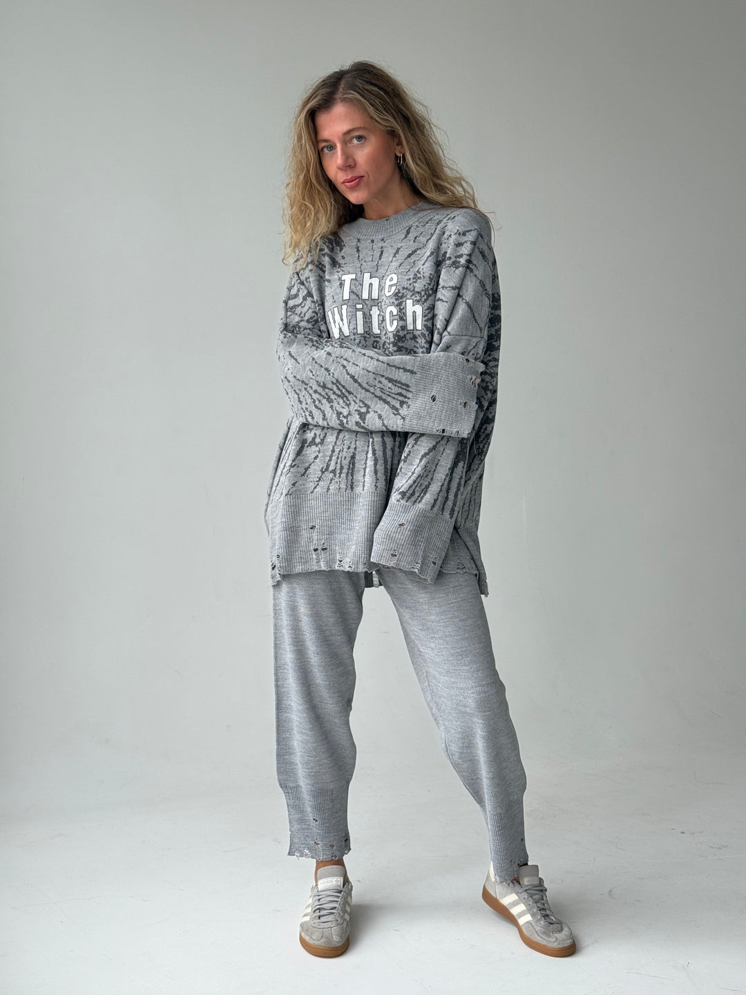 Trikotāžas bikšu kostīms ar uzrakstu un plēsumiem