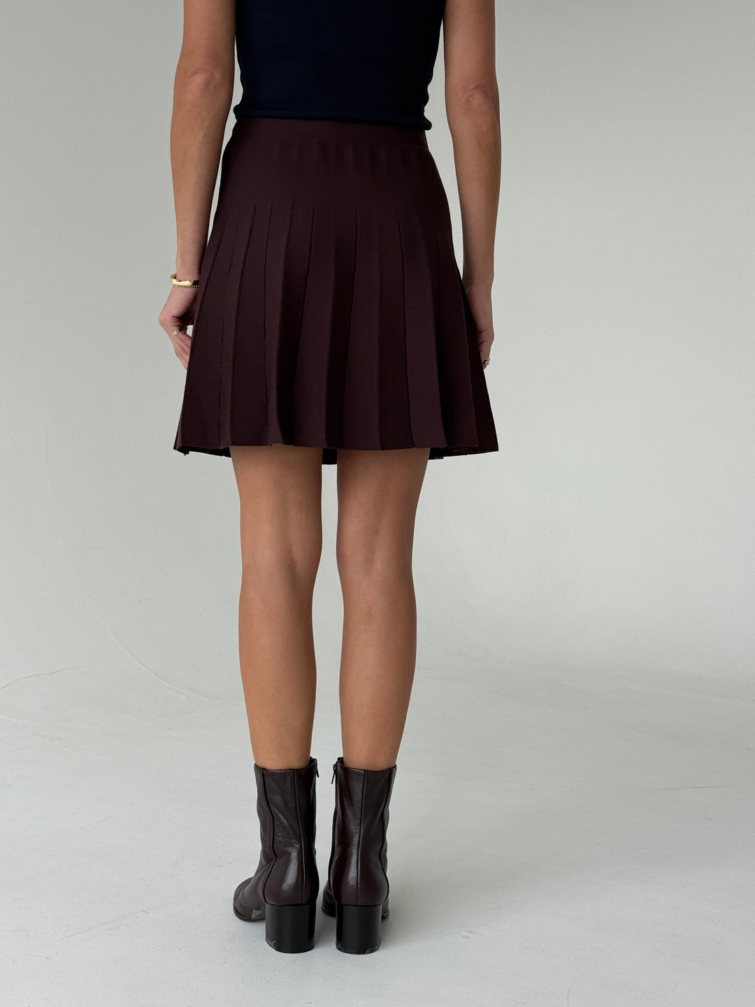 Trikotāžas plisēti svārki ar iestrādātu gumiju jostasvietā