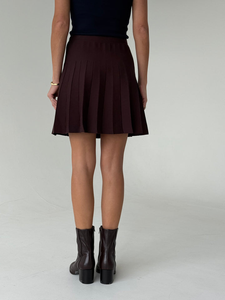 Trikotāžas plisēti svārki ar iestrādātu gumiju jostasvietā