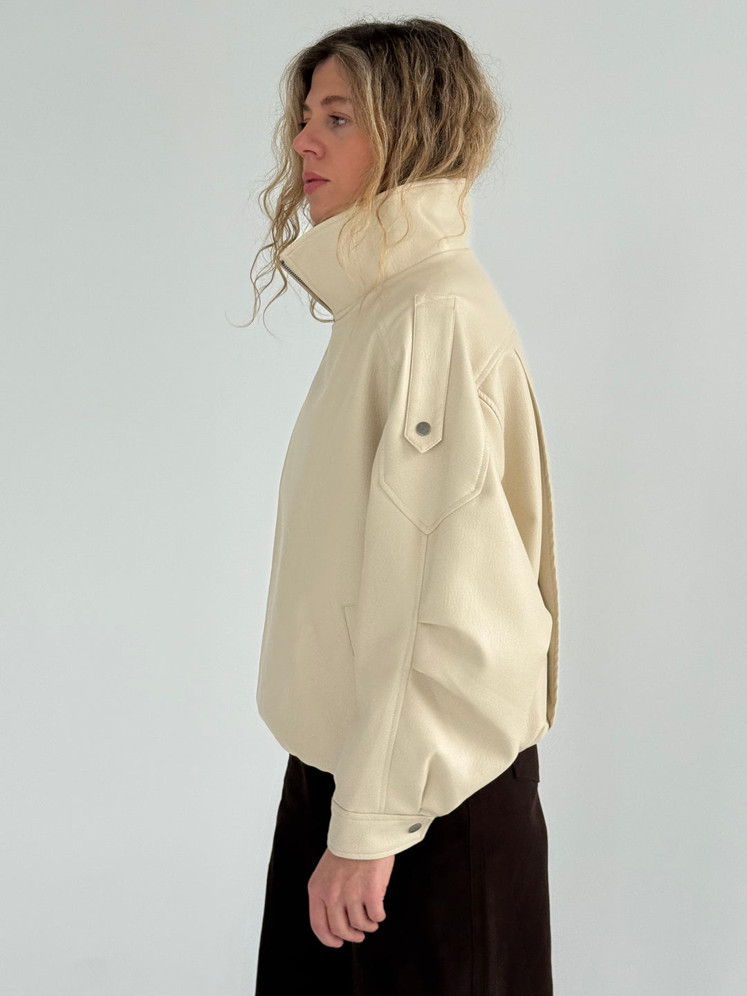 Ādas imitācijas bomber stila virsjaka ar augstu apkakli