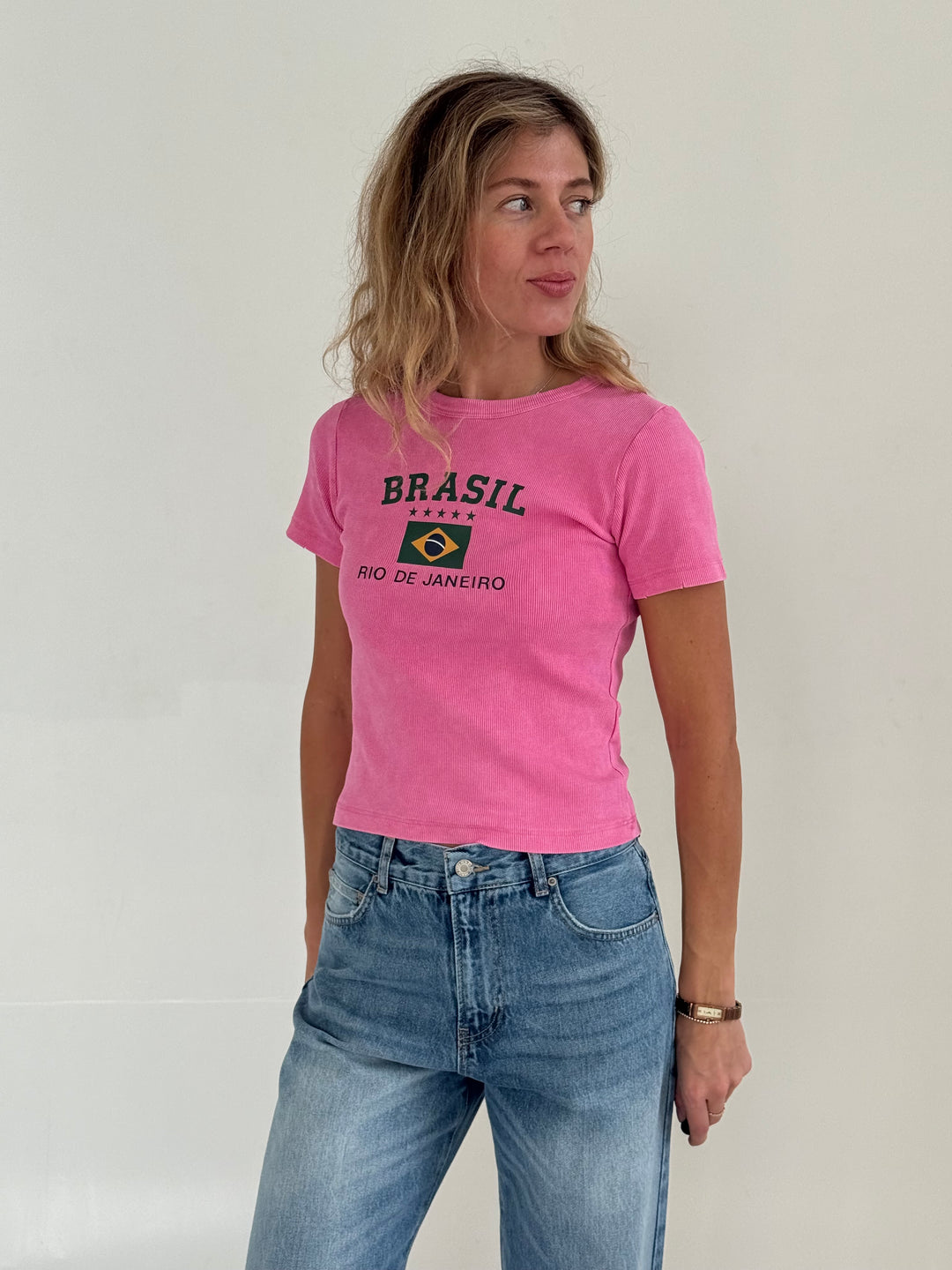 Slim fit kokvilnas rievots T-krekls ar uzrakstu