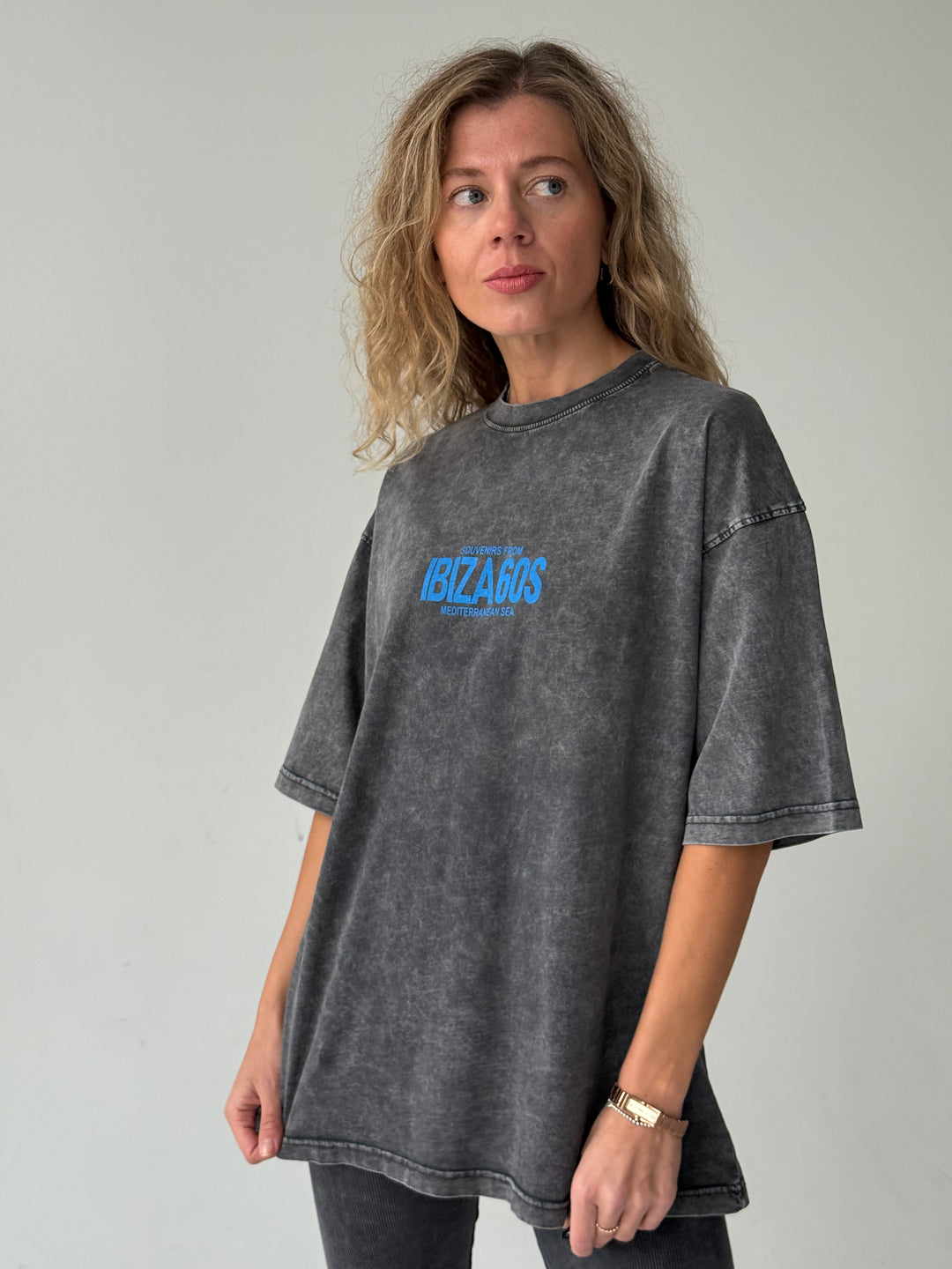 Pagarināts kokvilnas T-krekls ar balinātu efektu un apdruku #02