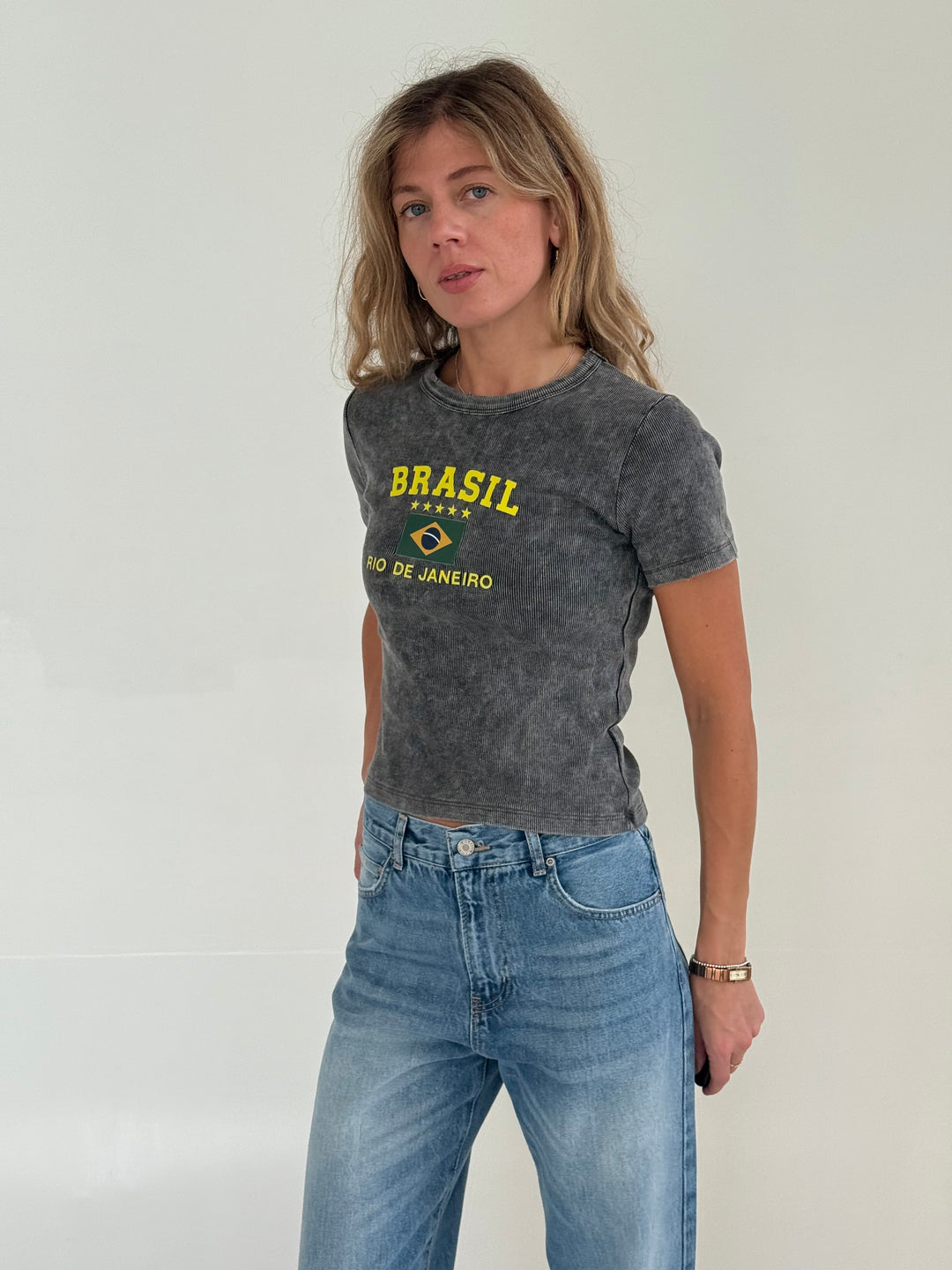 Slim fit kokvilnas rievots T-krekls ar uzrakstu