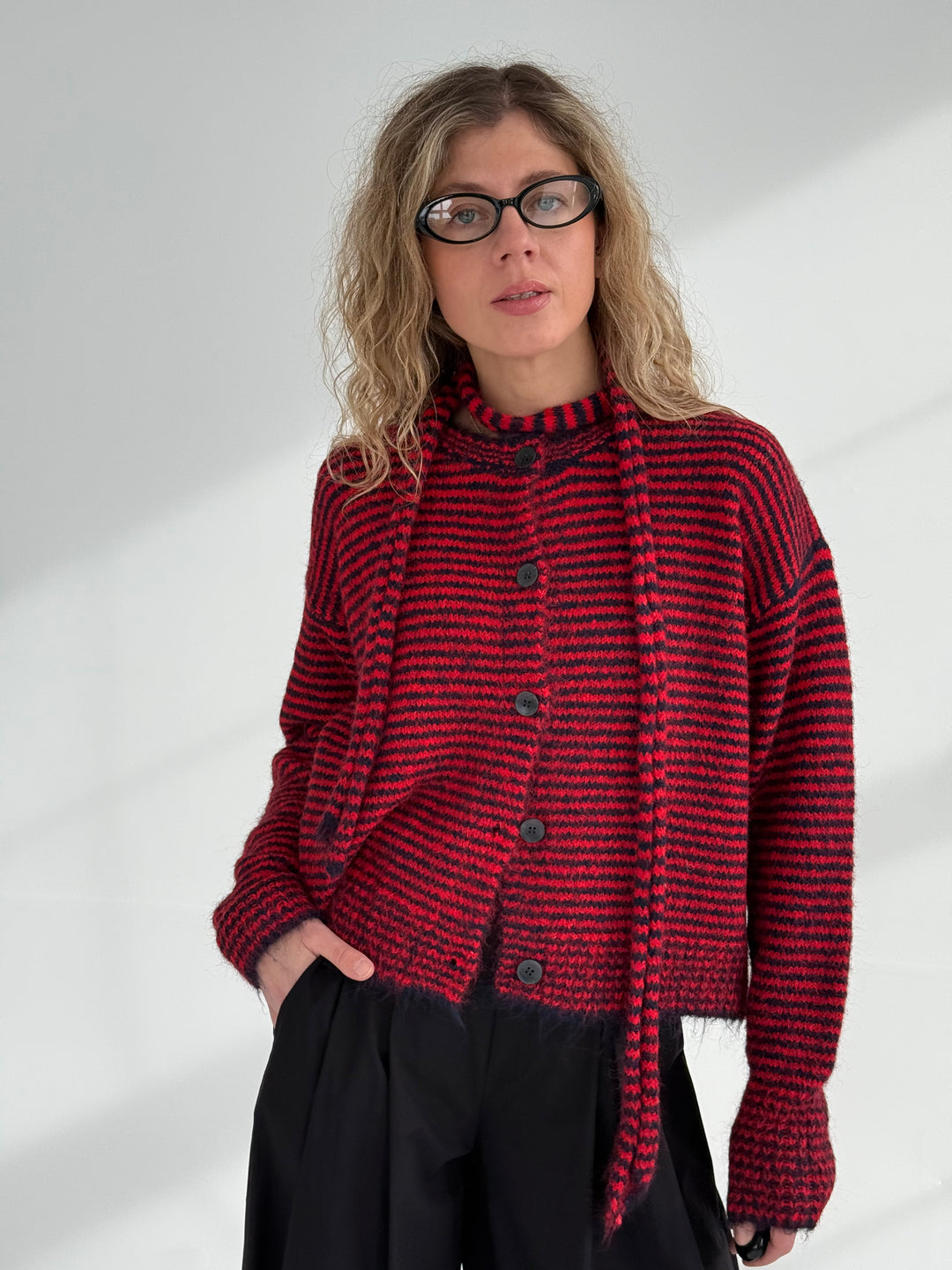 Adīta svītraina pogājama jaka ar jostu