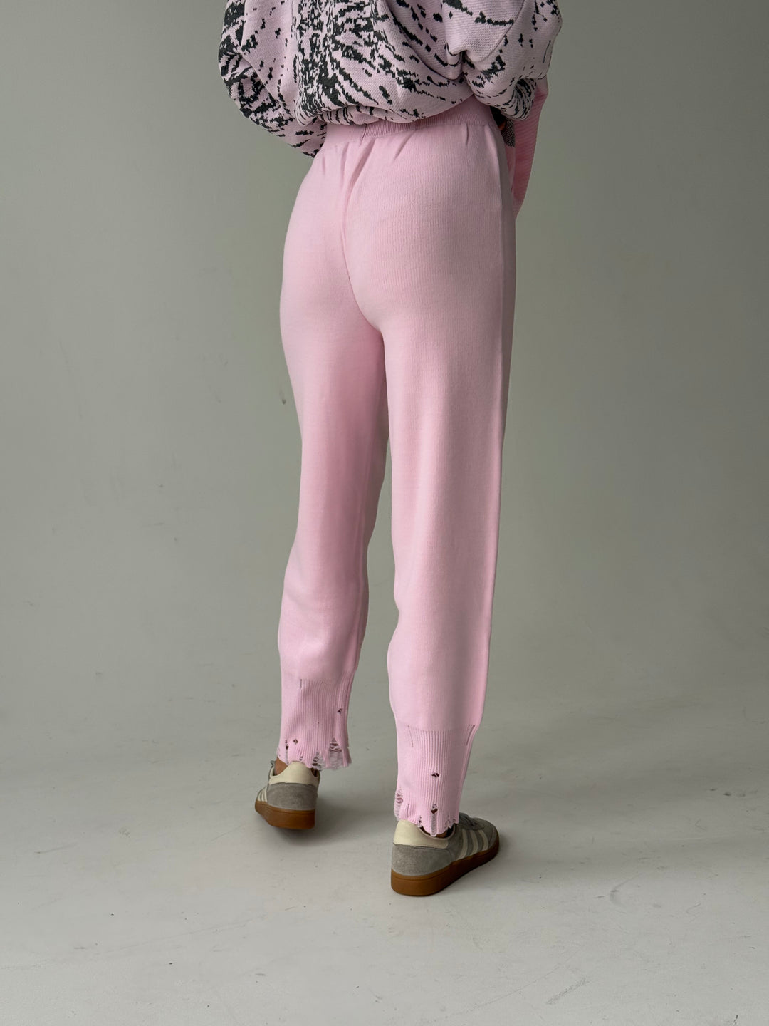 Trikotāžas bikšu kostīms ar uzrakstu un plēsumiem