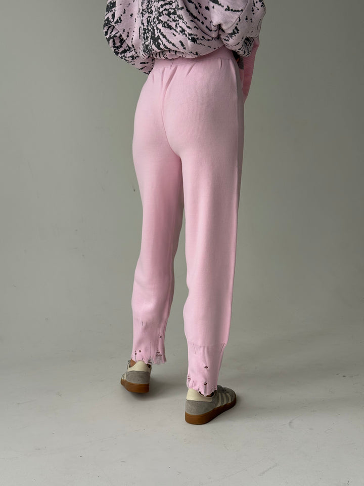 Trikotāžas bikšu kostīms ar uzrakstu un plēsumiem