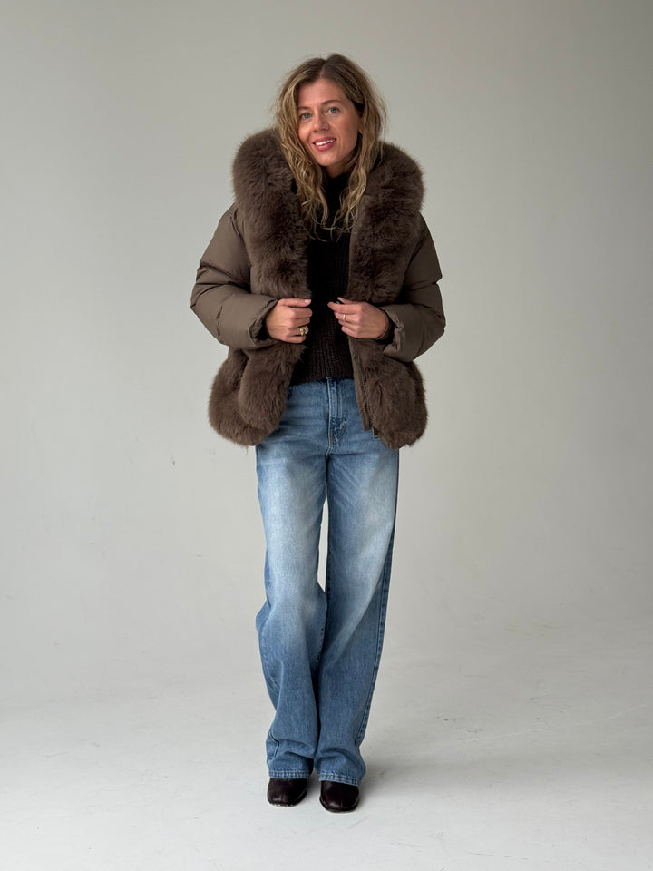 Stepēta pufīga virsjaka ar mākslīgo kažokādu