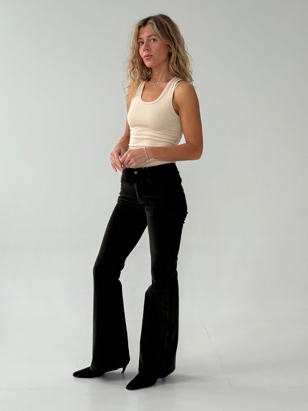 Zvanveida velveta bikses ar zemu jostasvietu