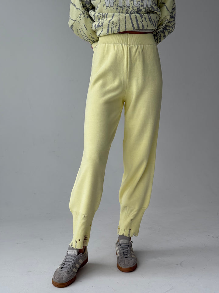 Trikotāžas bikšu kostīms ar uzrakstu un plēsumiem