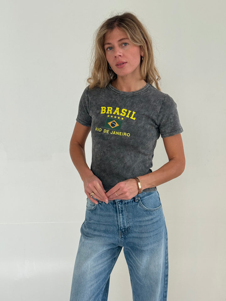 Slim fit kokvilnas rievots T-krekls ar uzrakstu