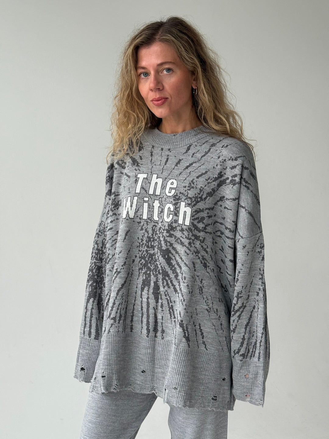 Trikotāžas bikšu kostīms ar uzrakstu un plēsumiem