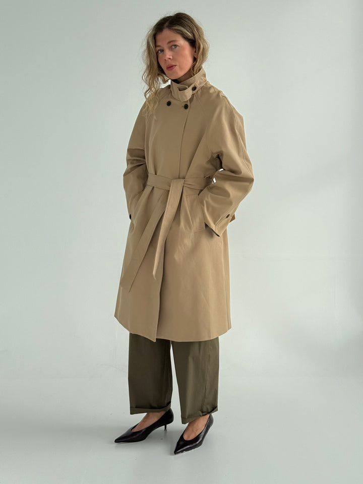 Trencis ar augstu apkakli un noņemamu jostu