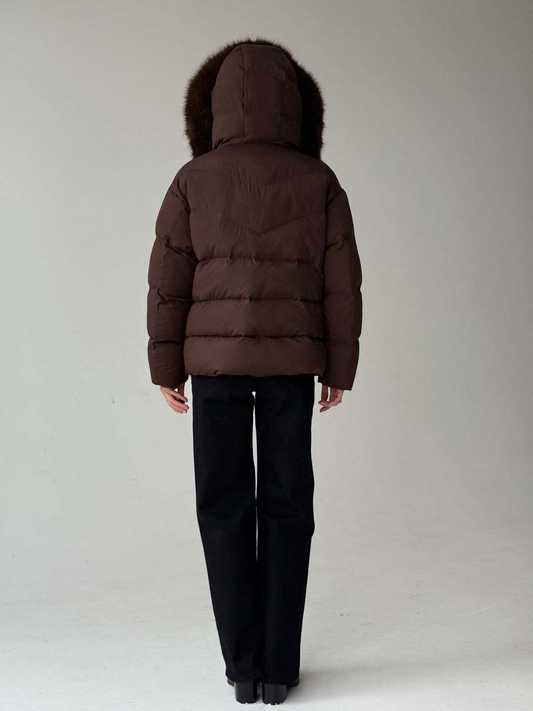 Stepēta pufīga virsjaka ar mākslīgo kažokādu