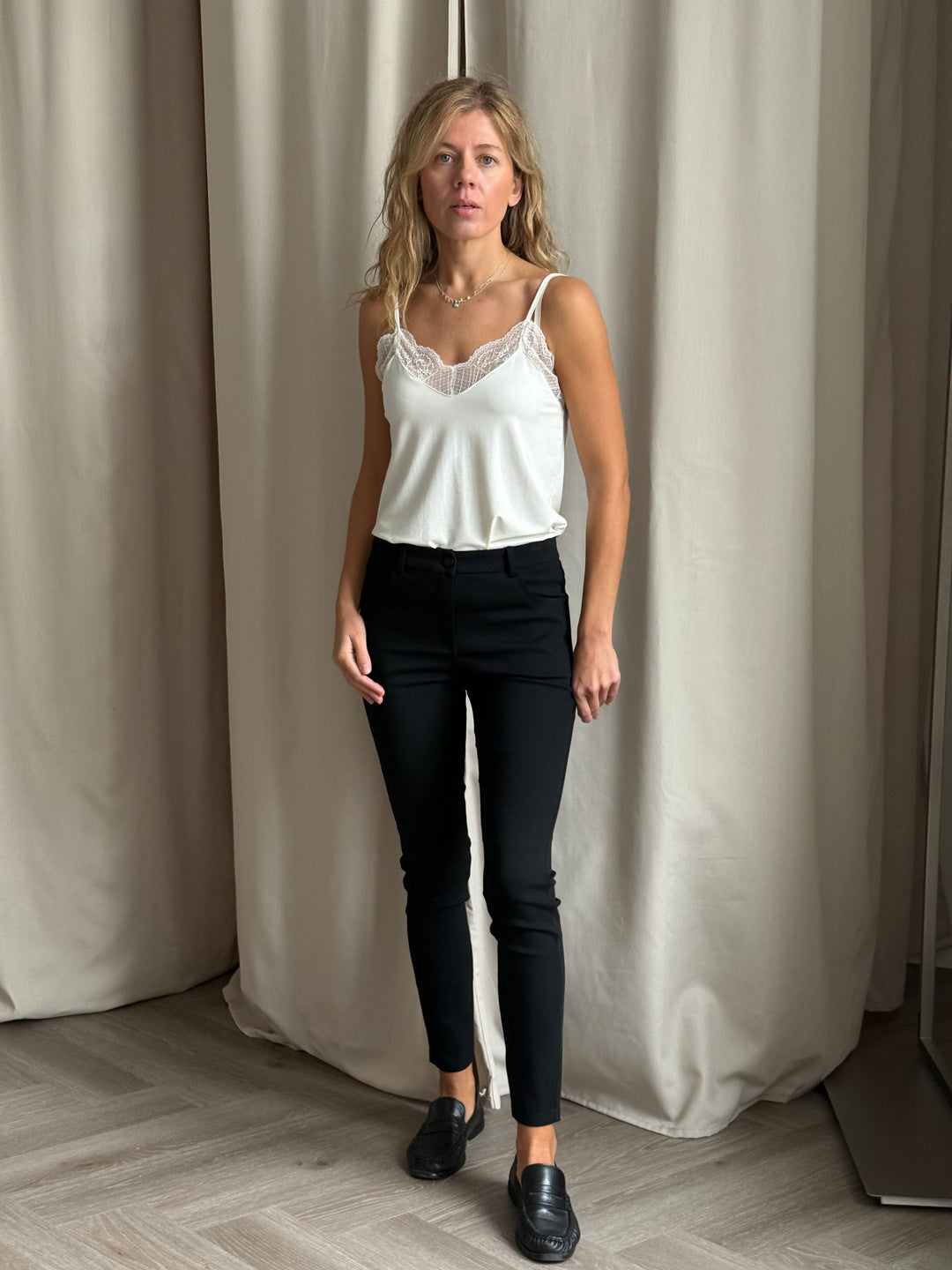Slim fit stila bikses melns