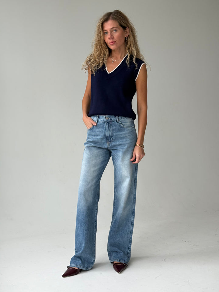 Taisnas džinsa bikses ar augstu jostasvietu un balinātu efektu