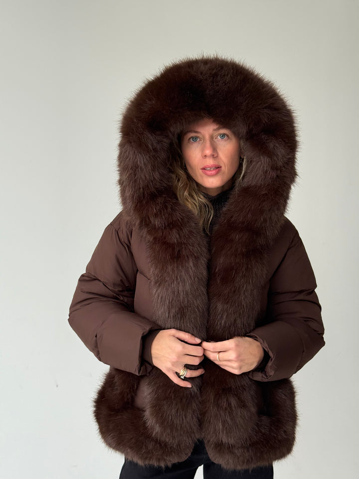 Stepēta pufīga virsjaka ar mākslīgo kažokādu