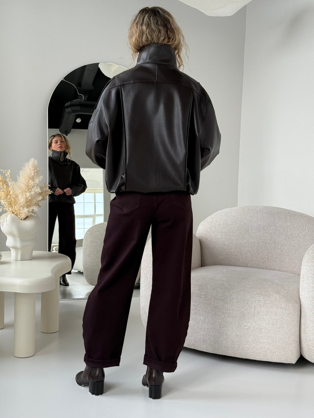 Ādas imitācijas bomber stila virsjaka ar augstu apkakli