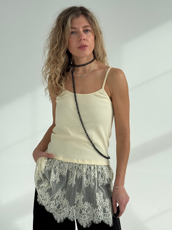 Kokvilnas tops ar mežģīnēm