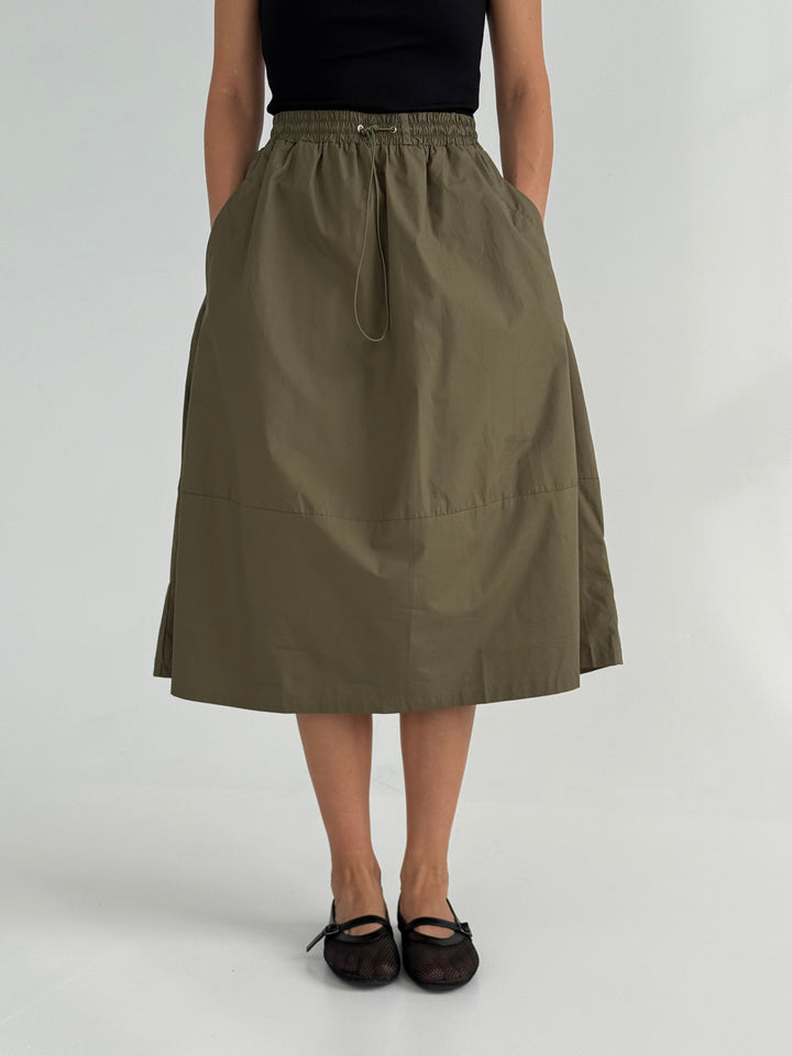 Kokvilnas svārki ar kabatām un savelkamu aukliņu