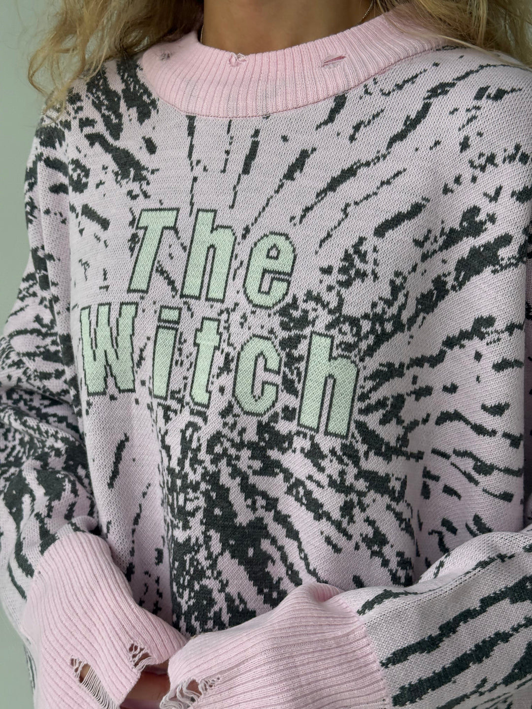 Trikotāžas bikšu kostīms ar uzrakstu un plēsumiem