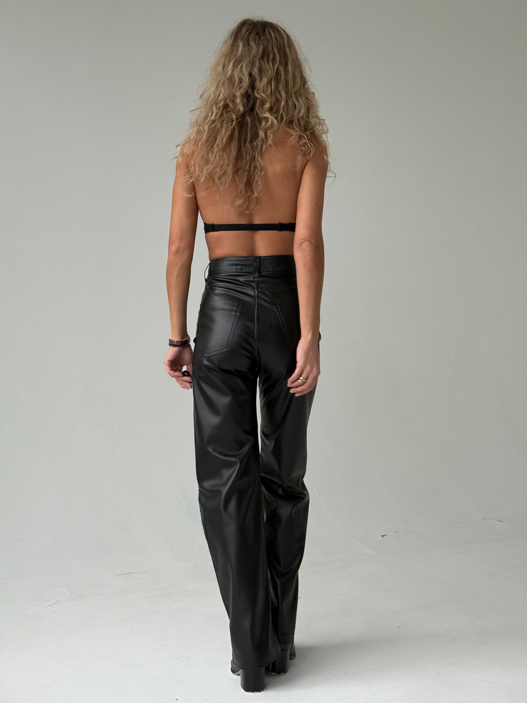 Bezšuvju krūšturis ar atvērtu muguru