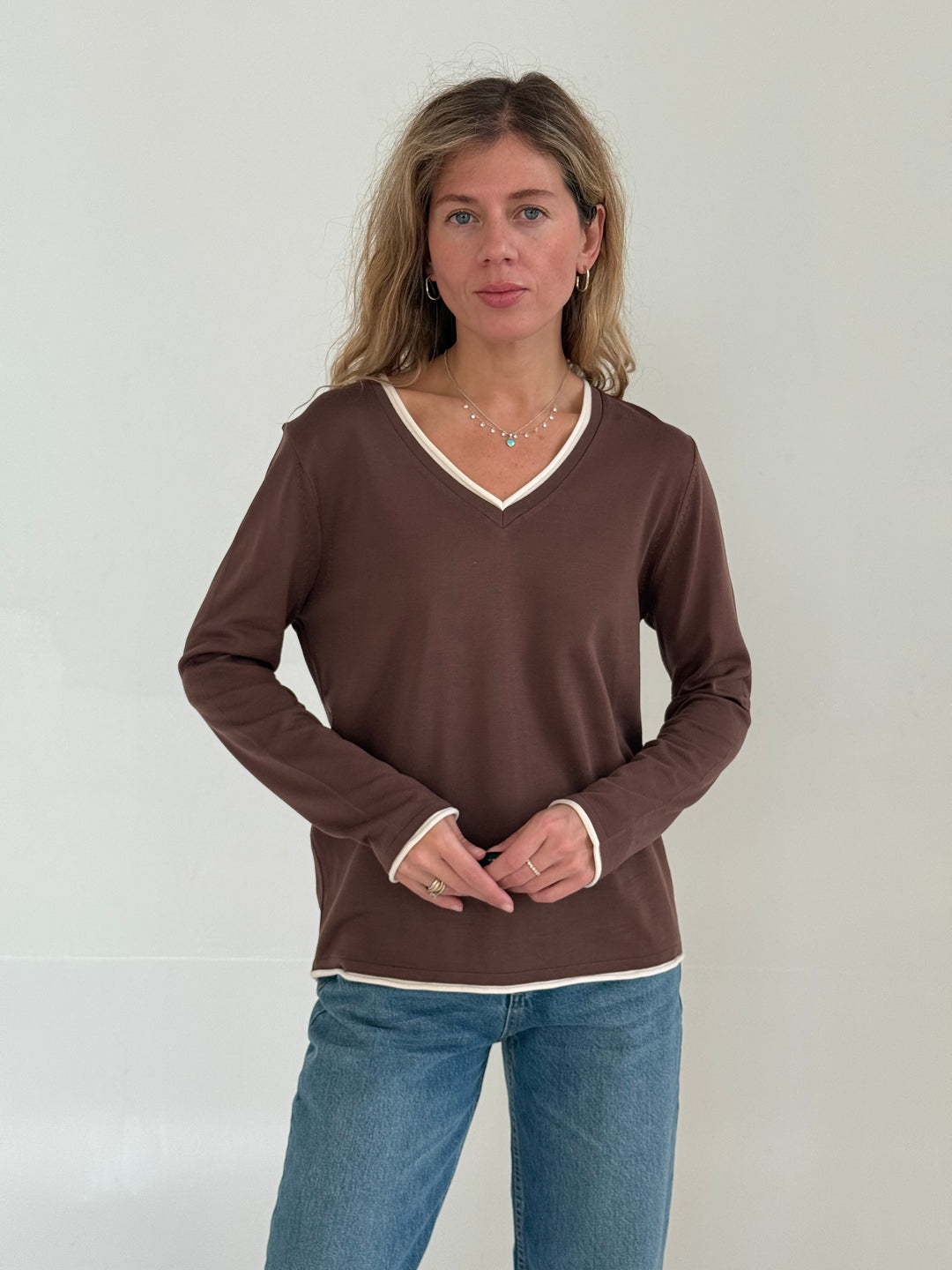 Trikotāžas plāns džemperis ar V-veida kakla izgriezumu