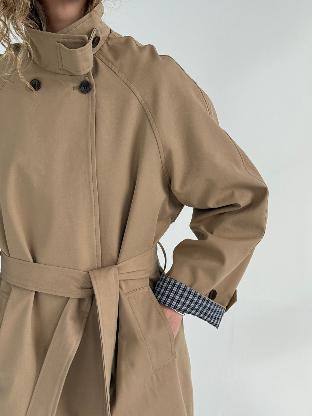 Trencis ar augstu apkakli un noņemamu jostu