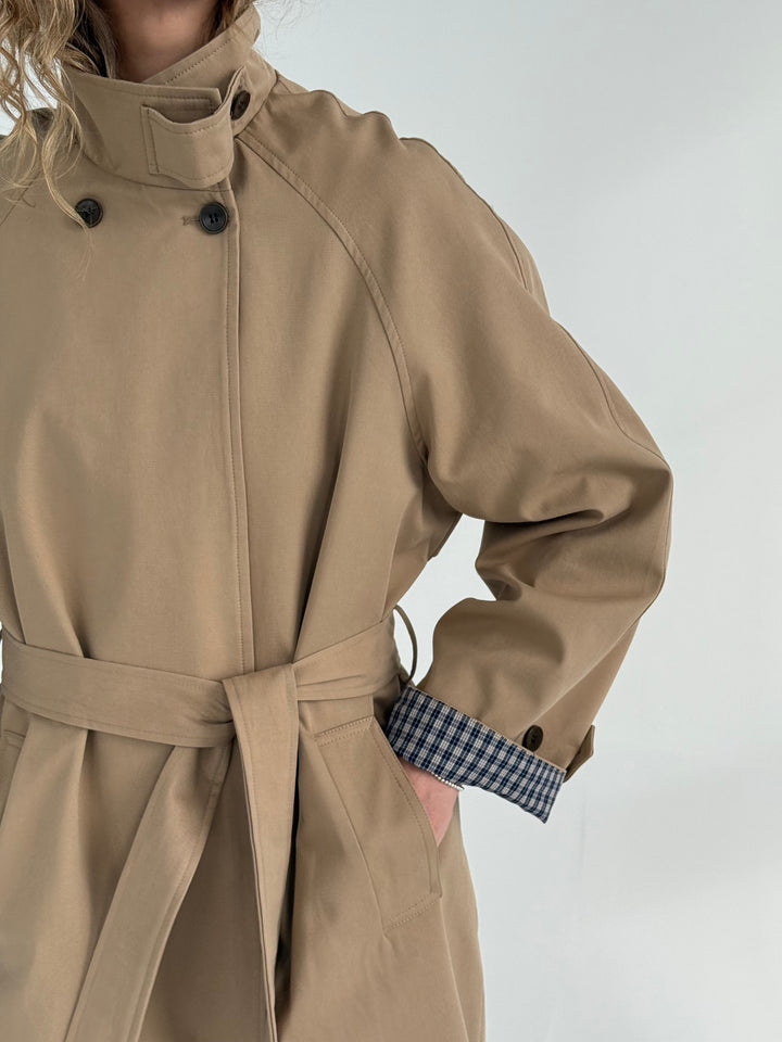 Trencis ar augstu apkakli un noņemamu jostu