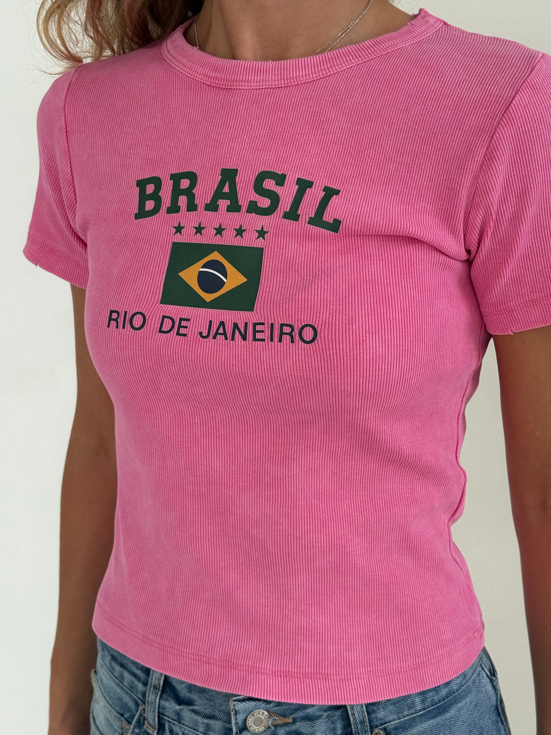 Slim fit kokvilnas rievots T-krekls ar uzrakstu