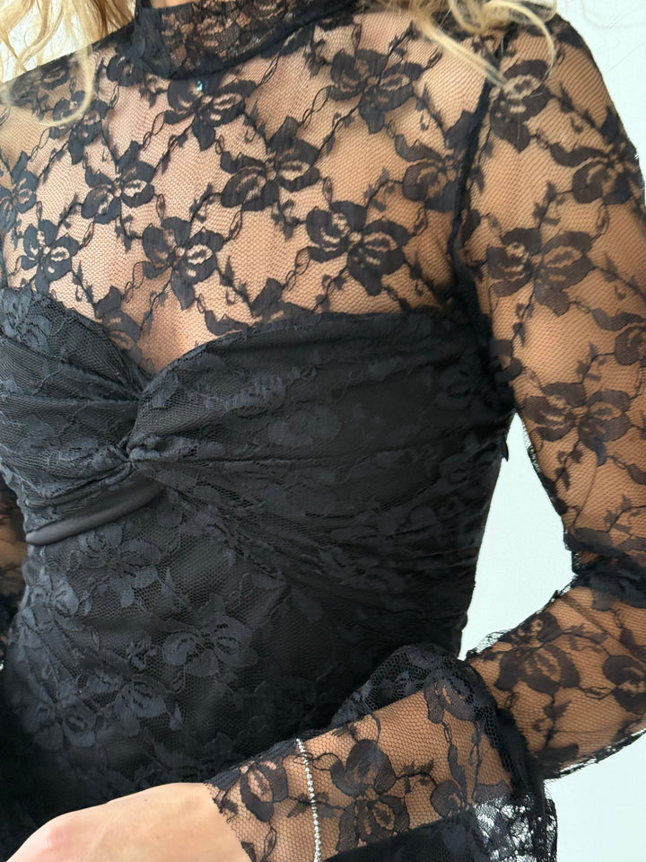 Midi mežģīņu kleita