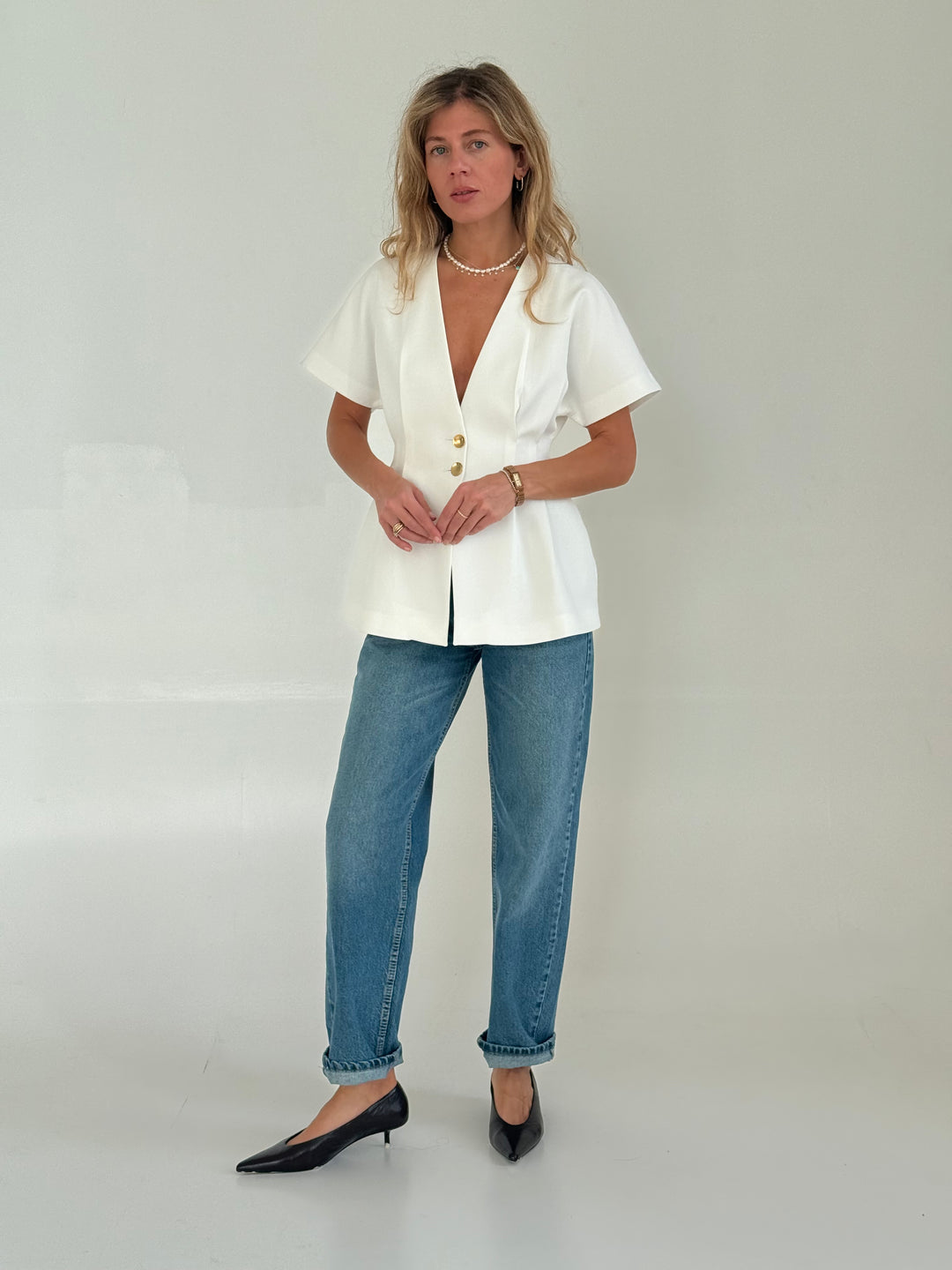 Klasiska viduklī pieguļoša žakete ar īsām piedurknēm