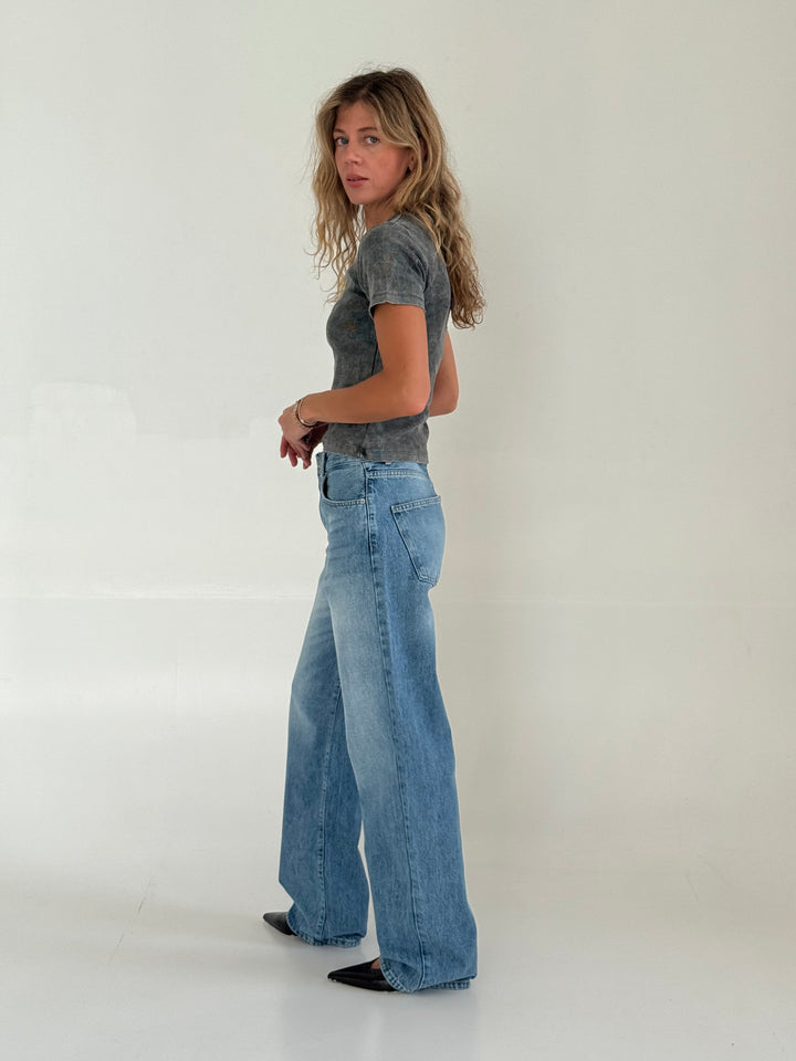 Slim fit kokvilnas rievots T-krekls ar uzrakstu