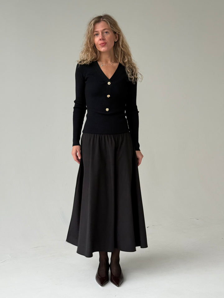 Daļēji trikotāžas kleita ar garām piedurknēm