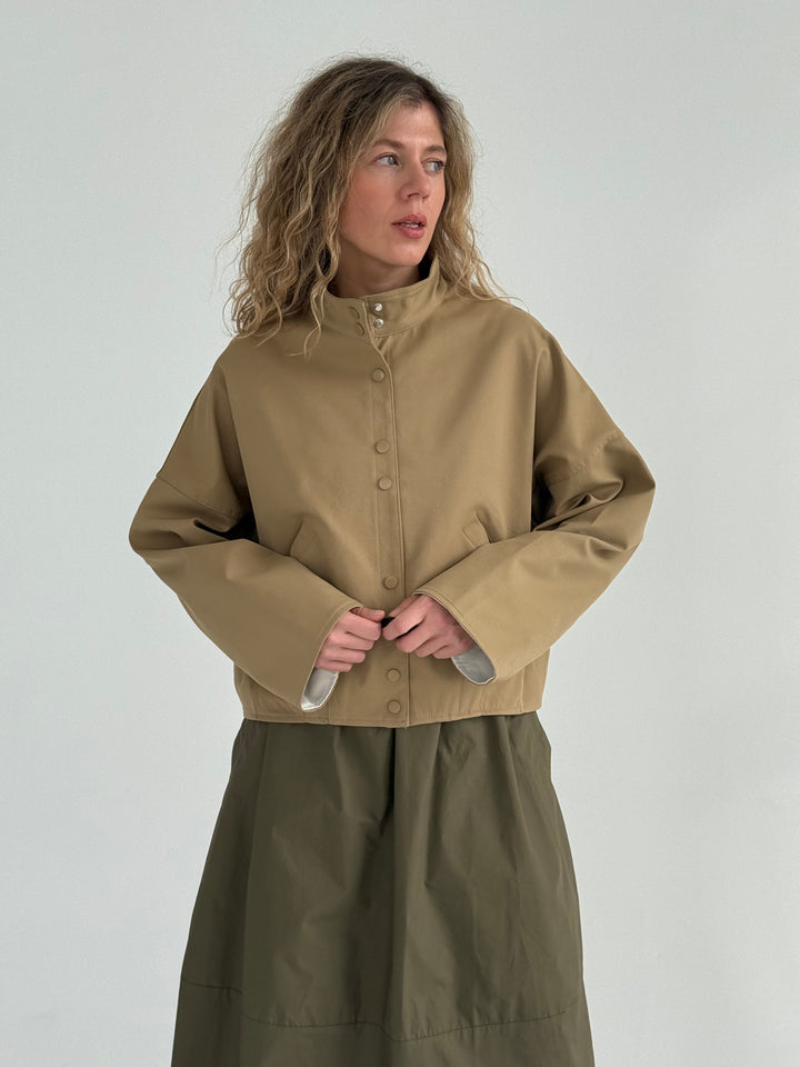 Bomber stila īsa virsjaka ar augstu apkakli