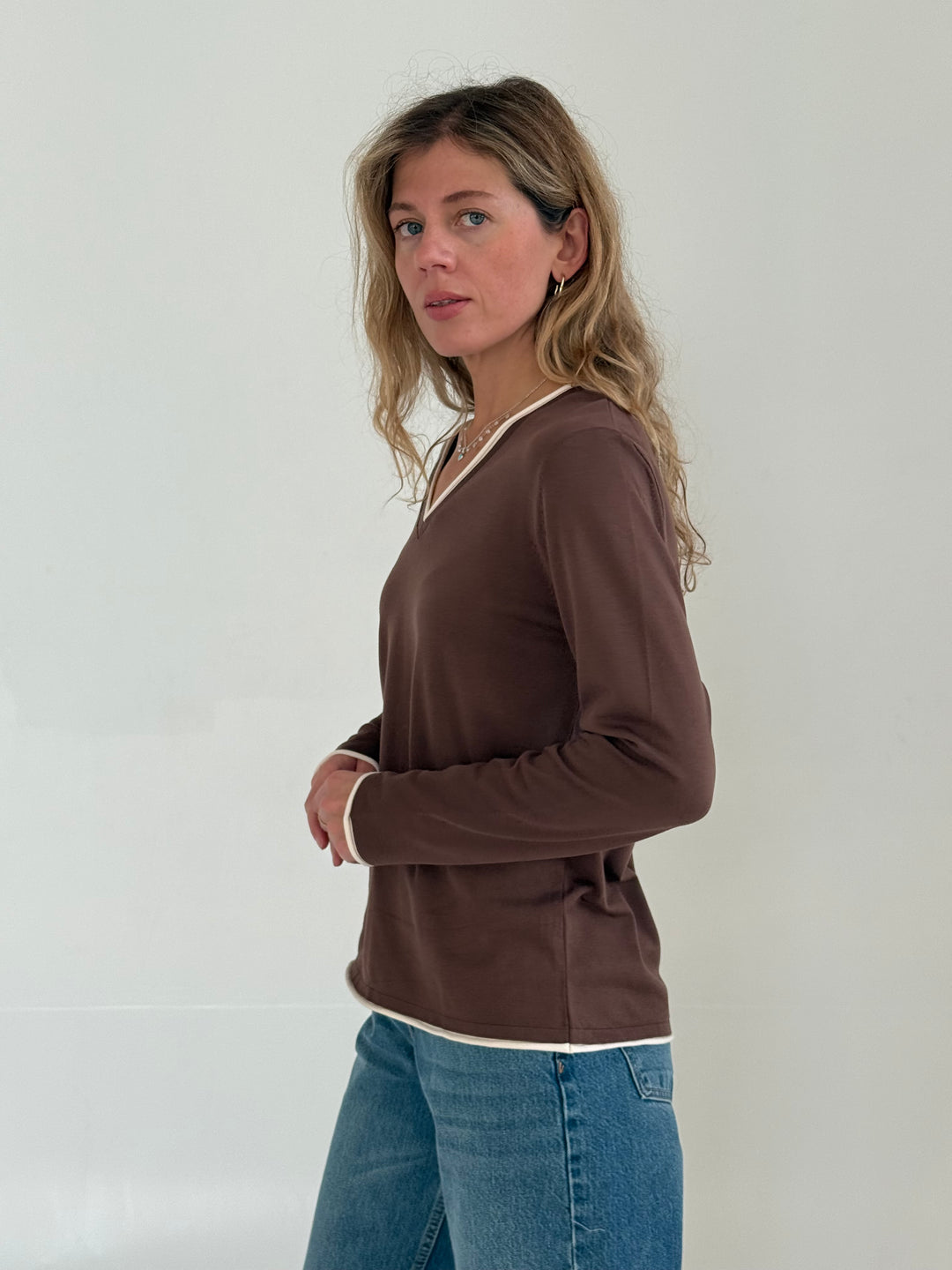 Trikotāžas plāns džemperis ar V-veida kakla izgriezumu