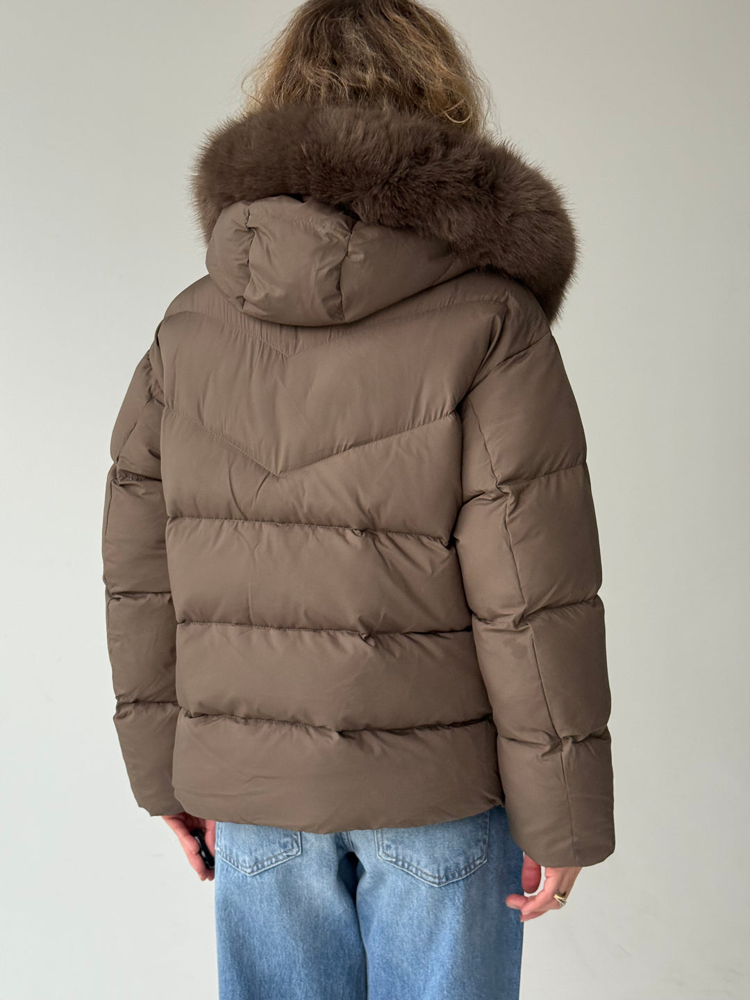 Stepēta pufīga virsjaka ar mākslīgo kažokādu