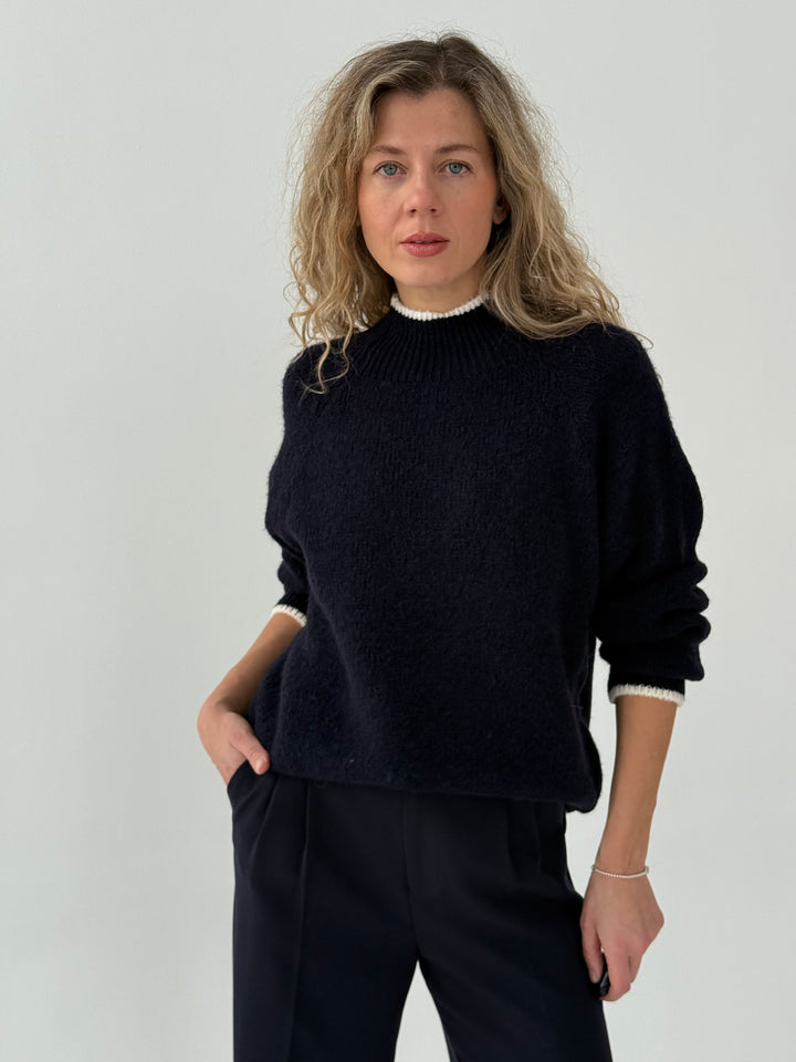 Vilnas džemperis ar kontrastējošu elementu