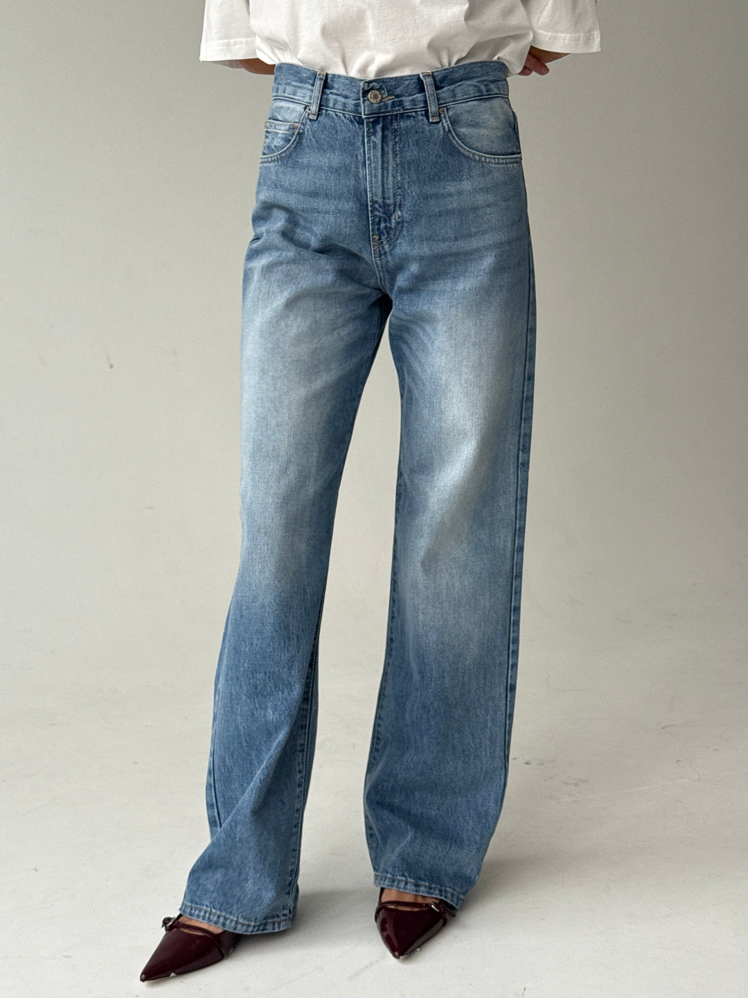 Taisnas džinsa bikses ar augstu jostasvietu un balinātu efektu