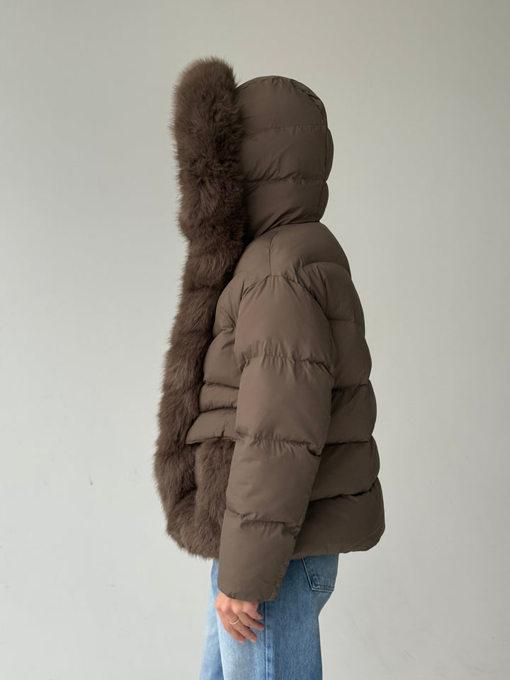 Stepēta pufīga virsjaka ar mākslīgo kažokādu