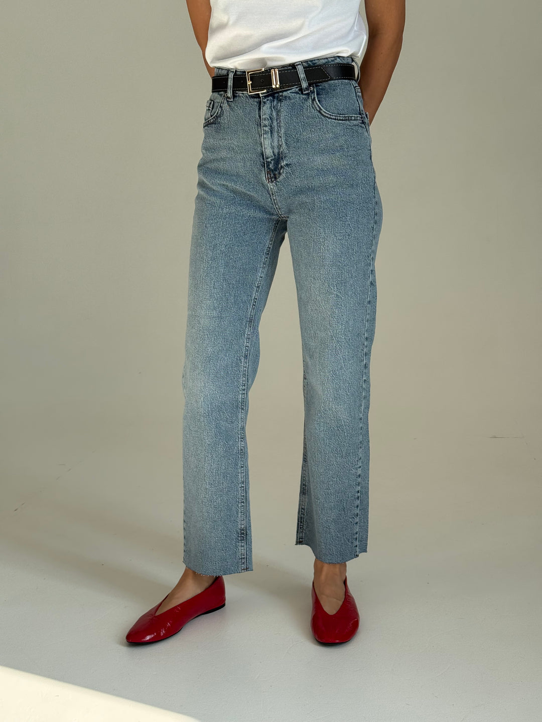 Saīsinātas džinsa bikses ar balinātu efektu un jostu