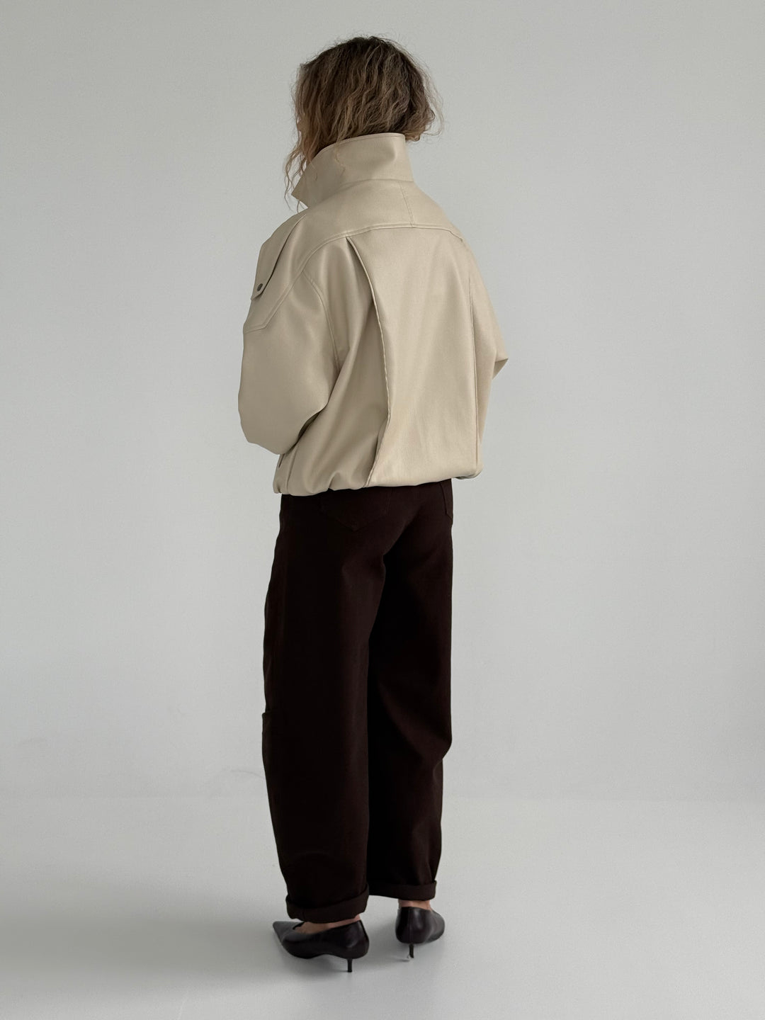 Ādas imitācijas bomber stila virsjaka ar augstu apkakli