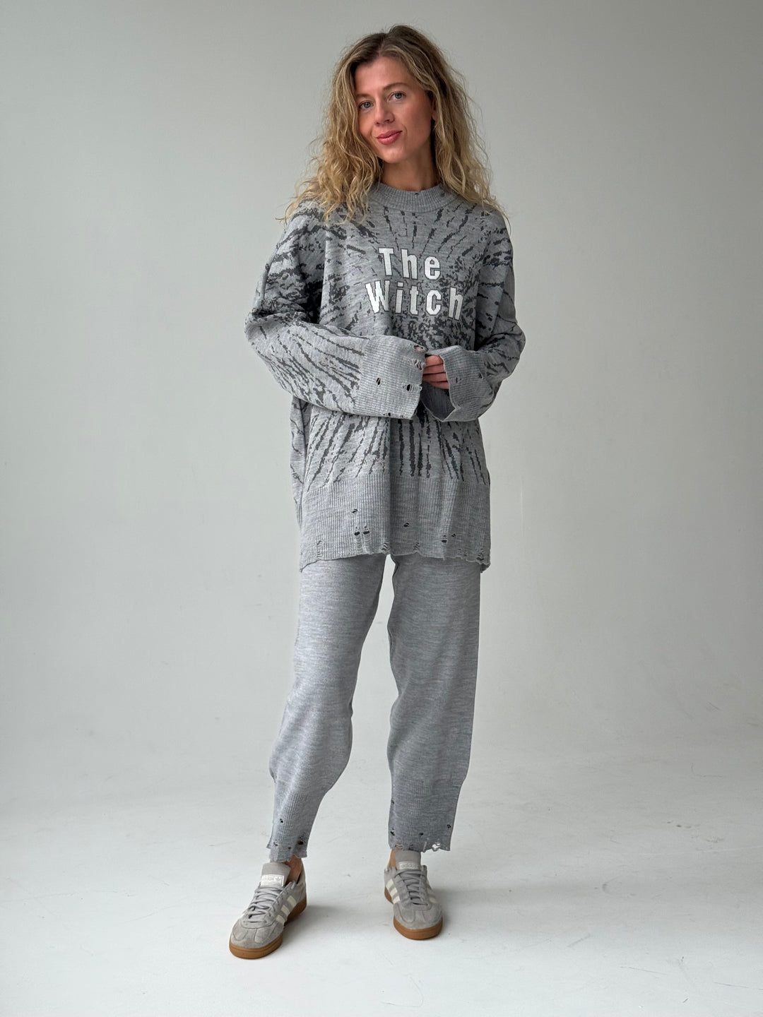 Trikotāžas bikšu kostīms ar uzrakstu un plēsumiem