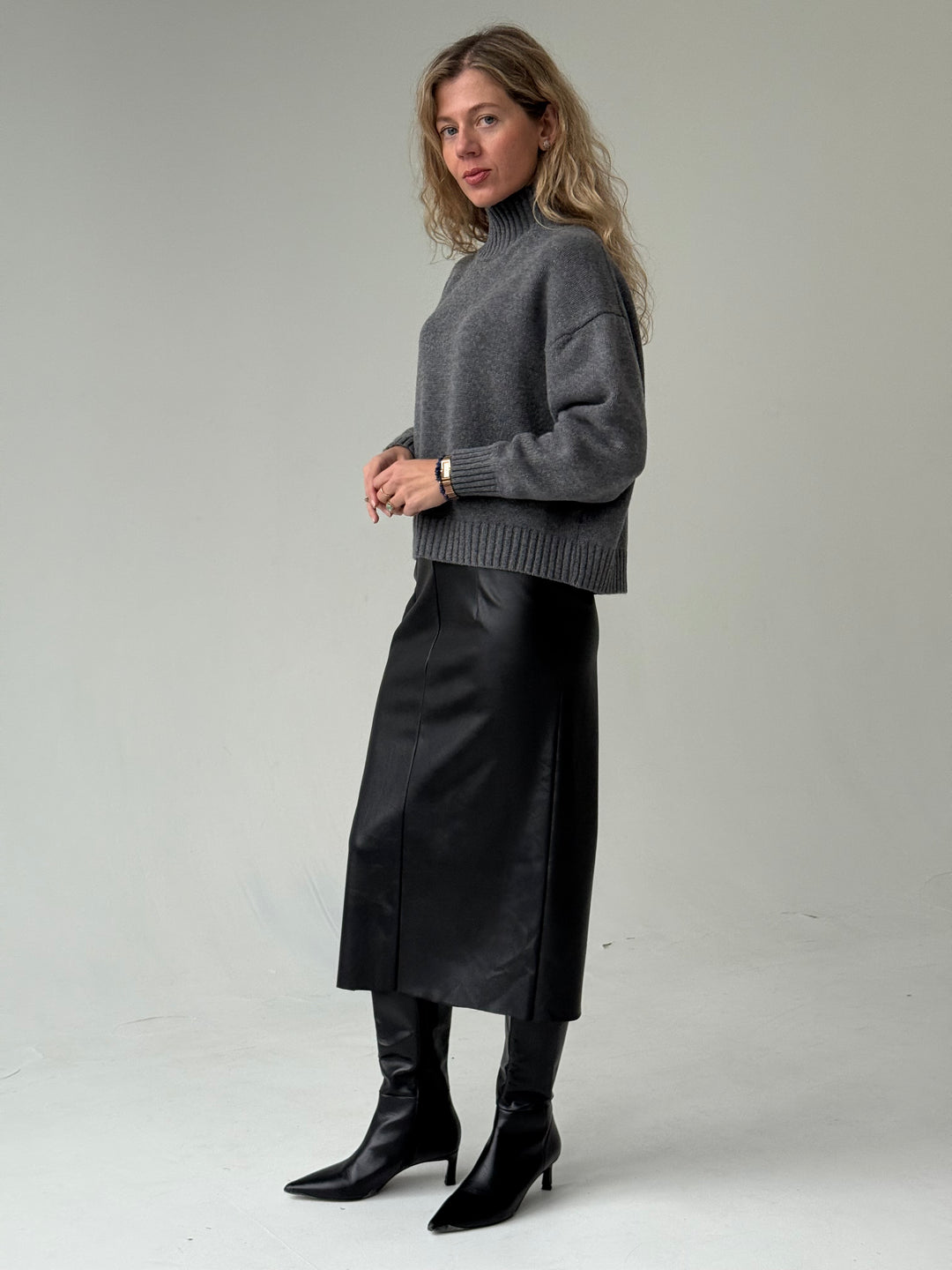 Klasiski ādas imitācijas svārki ar šķēlumu aizmugurē