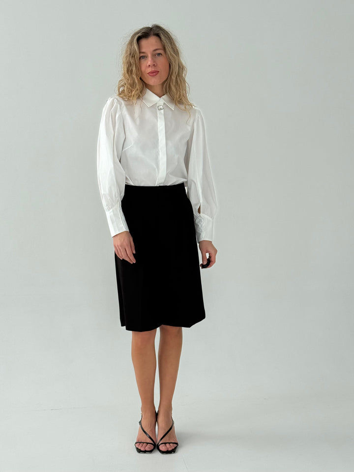 Klasiska blūze ar dekoratīvu pogu