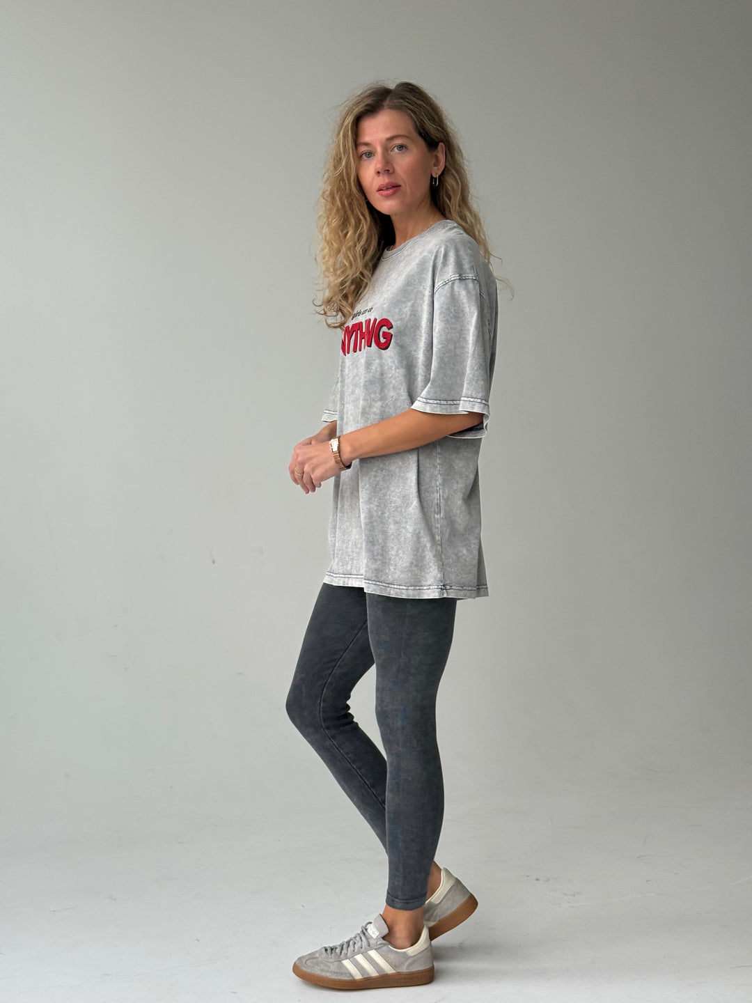 Pagarināts kokvilnas T-krekls ar balinātu efektu un apdruku #02